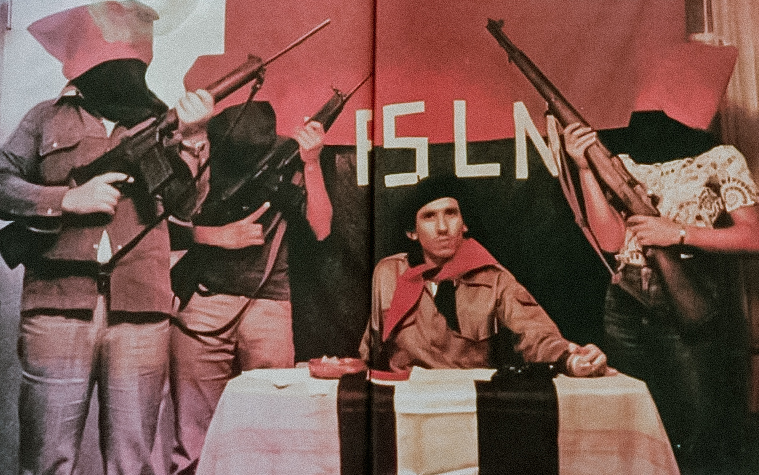 Humberto Ortega  en Costa Rica rodeado por encapuchados sandinistas y la bandera de su partito político-Militar  el FSLN. Foto: Archivo IES.