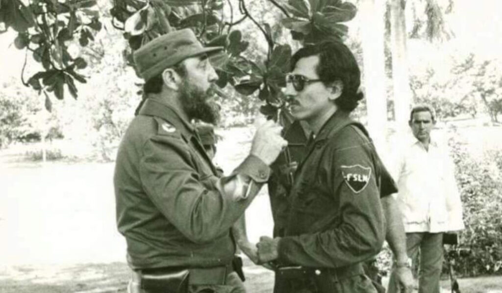 Humberto Ortega y Fidel Castro conversan en  Cuba en octubre de 1970 después de que un comando sandinista secuestró un avión con rutas de vuelos domésticos en Costa Rica. Foto: Archivo IES.