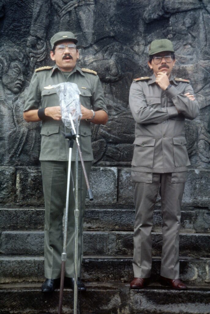 El 02-Septiembre-1988. durante el noveno aniversario del Ejército Popular Sandinista  en la hacienda San Jacinto. En la imagen los hermanos Humberto y Daniel Ortega Saavedra.Archivo personal de Oscar Navarrete.