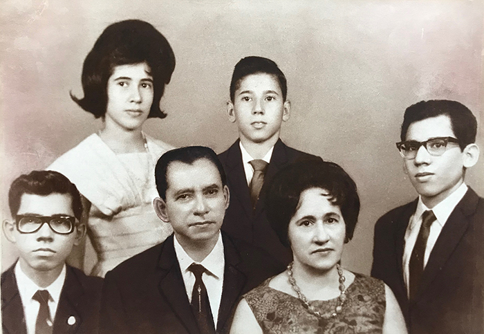 Una fotografia familiar de los hermanos Ortega con sus padres. Foto: Familia Ortega Saavedra.