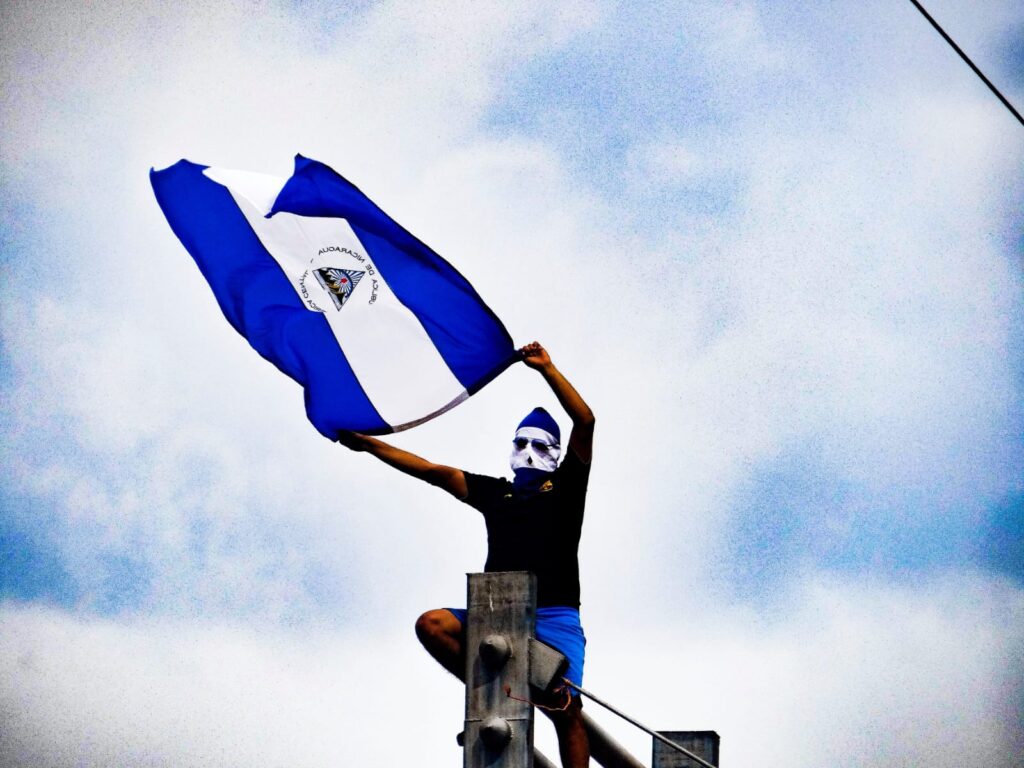 Un joven nicaragüense ondea la bandera de Nicaragua en señal de protesta en contra de la dictadura sandinista| Fotografía ciudadana ©Alexander Reyes|Galería News