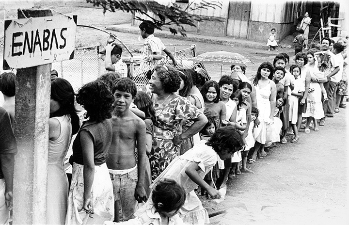 Un grupo de personas hacen largas filas en centros de racionamiento de alimentos en la década de los años 80.