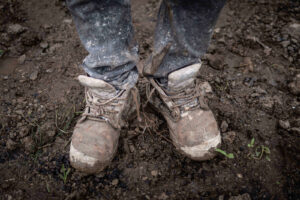 Los tacos quedan guardados y son reemplazados por botas de construcción, teñidas de lodo y pintura. |© Óscar Navarrete | Galería News