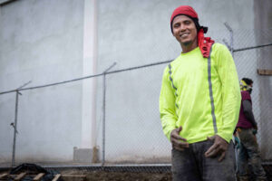 El sonido de las barras es reemplazado por pulidoras, pero entre el ruido de la construcción los sueños de Cunningham de ser jugador de primera no se diluyen fácilmente. |© Óscar Navarrete | Galería News