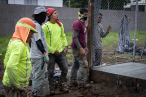 Darwin Cunningham usa dos rutas de autobuses para llegar a su trabajo. A las 5 de la mañana aborda el primero para llegar puntual a las 7. |© Óscar Navarrete | Galería News