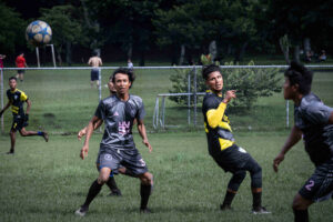 Cunningham disputa el balón con el equipo Vientos de Águila. Además de delantero, también juega como portero. |©Óscar Navarrete| Galería News