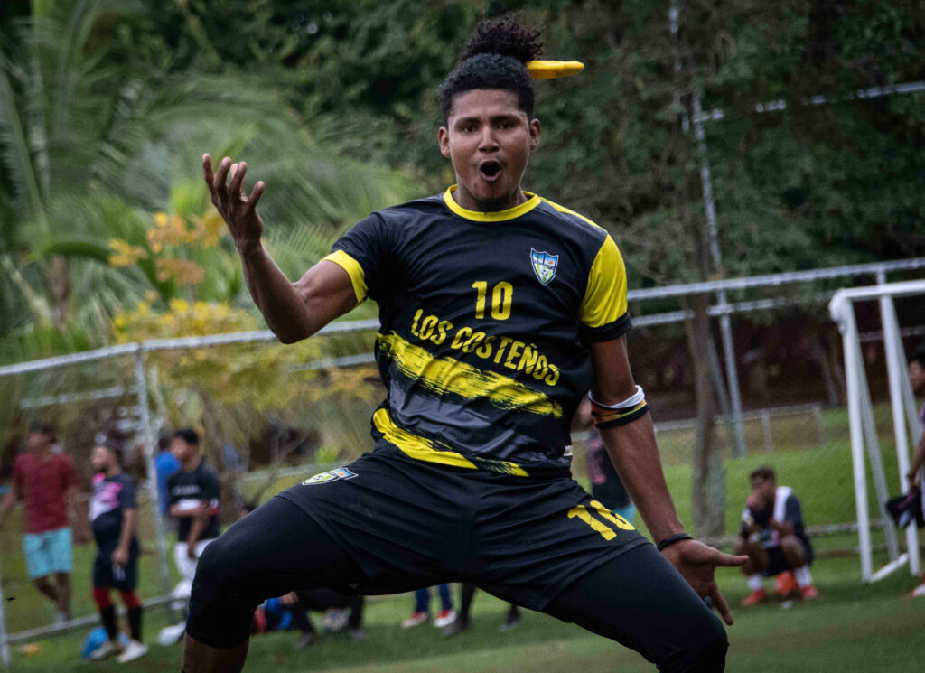 Celebración de Darwin Cunningham tras anotar el gol que dio el pase a la final de la “Liga de los Pueblos Indígenas de Muskitia Nicaragüense”|©Óscar Navarrete| Galería News