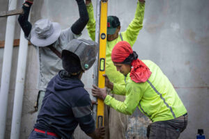 Cunningham asiste a una labor de soldadura junto a sus compañeros de trabajo. |©Óscar Navarrete| Galería News