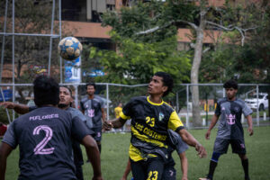 Los muchachos del equipo Vientos de Águila disputan el balón con un jugador de Los Costeños|©Óscar Navarrete| Galería News