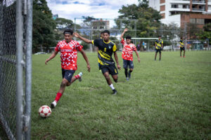 Encuentro futbolístico entre Los Altos del Wangky y Los Costeños. Estos juegos se realizan todos los domingos en el parque de La Sabana|©Óscar Navarrete |Galería News