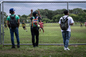 El fútbol es parte del espíritu de los jóvenes misquitos, que participan con entusiasmo para defender la camiseta de su equipo|© Óscar Navarrete |Galería News