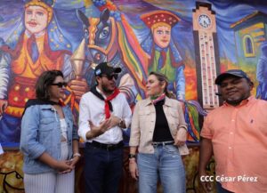 Mara Stotti, codirectora de Intur, porta pañoleta roja y negra durante el 10.mo Festival de El Güegüense 2025|INTUR ©César Pérez