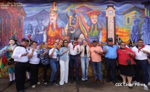 Festival del Güegüense politizado| Autoridades municipales y ministeriales portan pañoleta rojo y negra durante festividades en conmemoración al 20 aniversario del Güegüense| ©Cesar Pérez