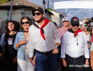 Festival del Güegüense politizado| Harold Baltodano alcade de Diariamba porta pañoleta rojo y negra durante festividades en conmemoración al 20 aniversario del Güegüense| ©Cesar Pérez