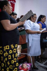 Niños y adultos misquitos acuden al templo El Refugio para escuchar la prédica del reverendo Ignacio Silva|© Óscar Navarrete| Galería News