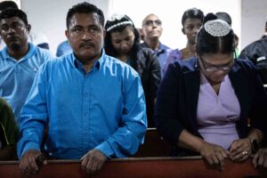 Hombres y mujeres atentos a la prédica dominical; muchos viajan desde muy lejos para asistir a su congregación, tomando hasta dos autobuses del transporte público| ©Óscar Navarrete| Galería News