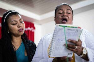 Mujeres misquitas encuentra en la iglesia y su fe un espacio para conectarse con otras mujeres misquitas|©Óscar Navarrete| Galería News.