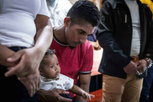 Niños y adultos misquitos acuden al templo El Refugio para escuchar la prédica del reverendo Ignacio Silva|©Óscar Navarrete| Galería News