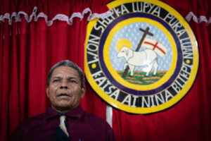 Emblema internacional de la Iglesia Morava en lengua misquita que dice: “Nuestro Cordero ha vencido, sigámosle”|© Óscar Navarrete| Galería News