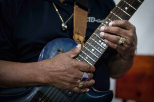 El coro es acompañado por dos órganos melódicos y un bajo. Todos los asistentes se suman a las hermosas alabanzas en lengua misquita| ©Óscar Navarrete| Galería News