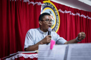 El reverendo Ignasio Silva se dirige a su congregación que lo visita en el templo “El Refugio”, en el distrito de Pavas, al sur de San José|© Óscar Navarrete|Galería News