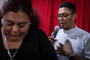 Toda la prédica y los cantos de alabanza son en lengua misquita|© Óscar Navarrete |Galería News