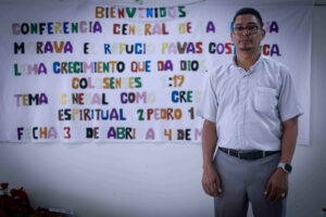 El reverendo Silva acumula 18 meses de labor evangelizadora en la iglesia Morava El Refugio, ubicada en Pavas, finca San Juan| ©Óscar Navarrete| Galería News.