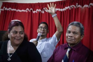 Son las 10 de la mañana de un domingo y el reverendo Ignacio Silva inicia su sermón en una mañana sumamente calurosa| ©Óscar Navarrete| Galería News.