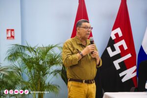 Wilmor López en evento partidario presenta libro sobre el Güegüense.